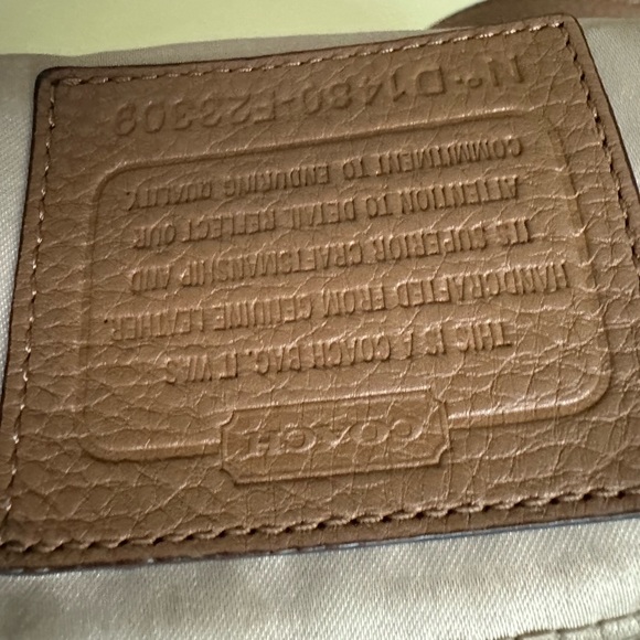 This Coach shoulder bag is wonderful for everyone! - Picture 4 of 8